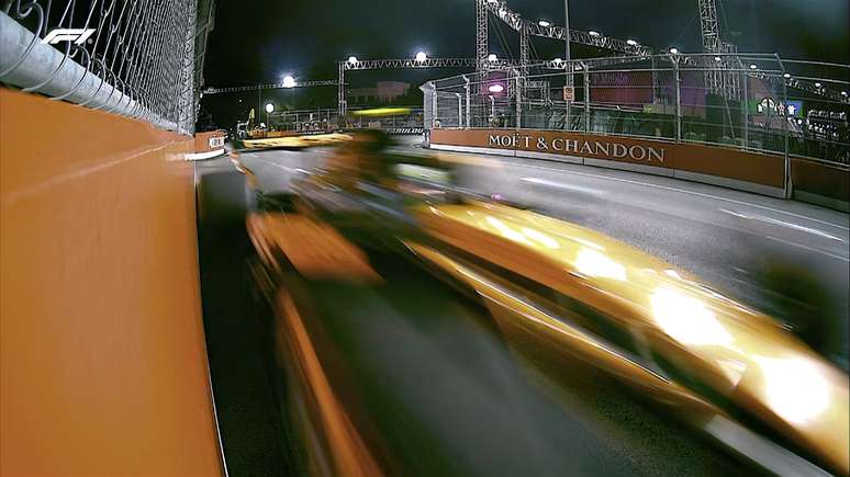 Lando Norris toca o muro durante sess&atilde;o de treino em Las Vegas