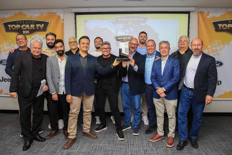 Ricardo Dilser, da Volkswagen, recebeu o trof&eacute;u do Tera com os jurados prasentes