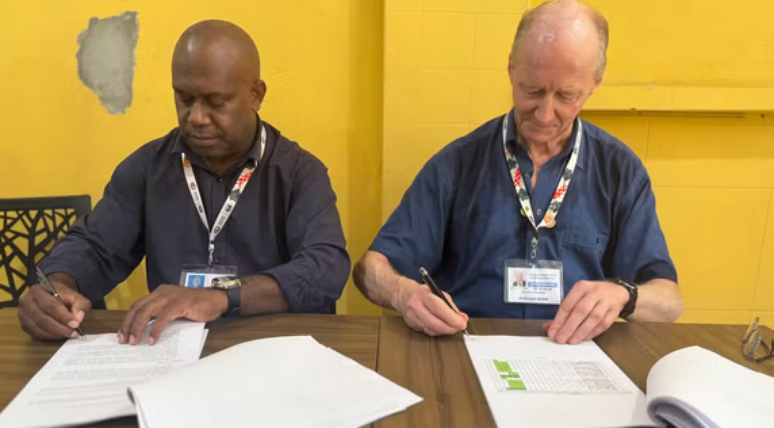 David Gibson, Diretor Geral do Ministério das Mudanças Climáticas de Vanuatu, assinou acordo com representante da ONU