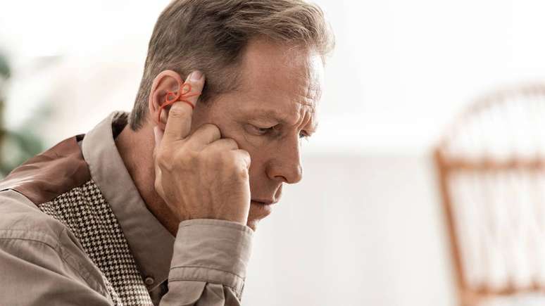 Dentre os primeiros sinais, a perda de mem&oacute;ria recente se destaca como o mais comum, afetando a capacidade de lembrar de eventos, conversas ou compromissos recentes &ndash; depositphotos.com / AndrewLozovyi