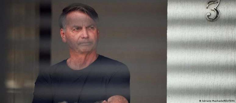 தடுப்பு காவலில் பணியாற்றுவதற்காக போல்சனாரோ பிரேசிலியாவில் உள்ள PF தலைமையகத்திற்கு அழைத்துச் செல்லப்பட்டார்