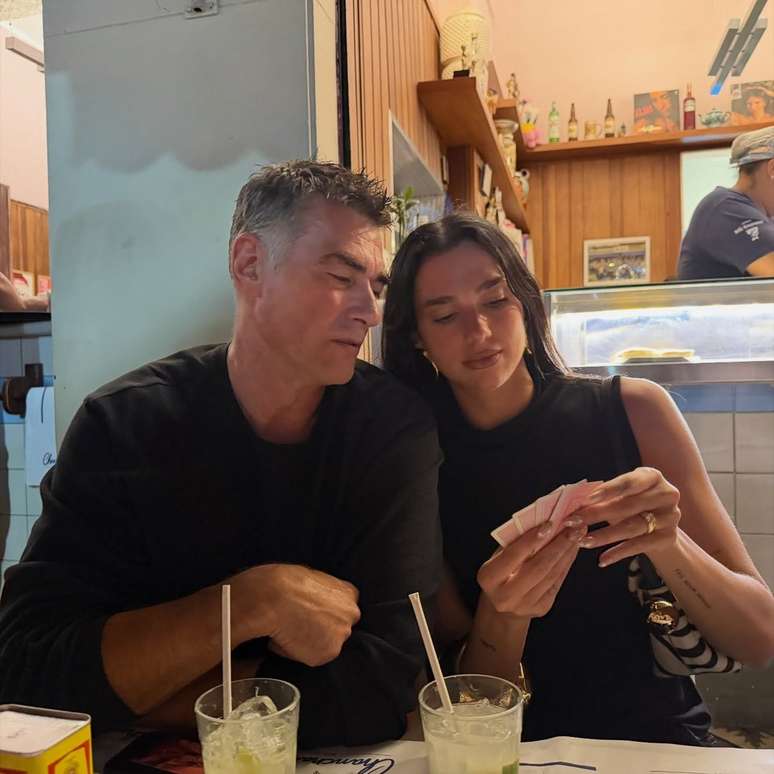 Dua Lipa e o pai, Dukagjin Lipa, em bar no Rio &mdash;
