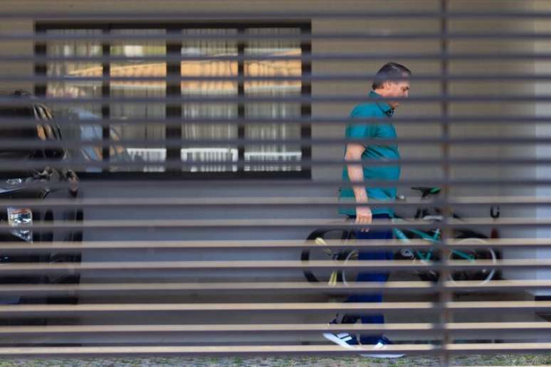 முன்னாள் ஜனாதிபதி ஜெய்ர் போல்சனாரோ ஜூலை முதல் மின்னணு கணுக்கால் வளையலைப் பயன்படுத்துகிறார்