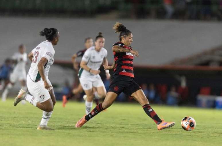 ஃபிளமெங்கோவுக்காக ஒரு கோலைக் கொண்டாடும் டிஜெனி –