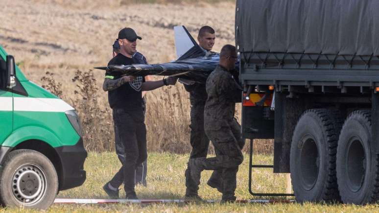 Tropas no local da queda de um drone russo no leste da Pol&ocirc;nia, em 10 de setembro deste ano. Naquele dia, o governo polon&ecirc;s registrou 19 incurs&otilde;es de drones russos, das quais ao menos tr&ecirc;s foram abatidas por aeronaves da Pol&ocirc;nia e de outros pa&iacute;ses da Otan
