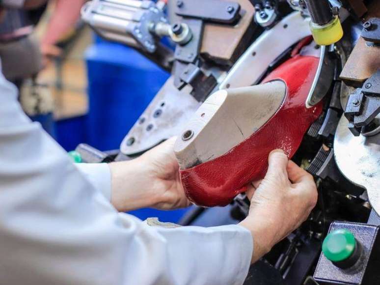 ஷூக்கள் 40% கூடுதல் விகிதத்திற்கு உட்பட்ட தயாரிப்புகளில் அடங்கும்