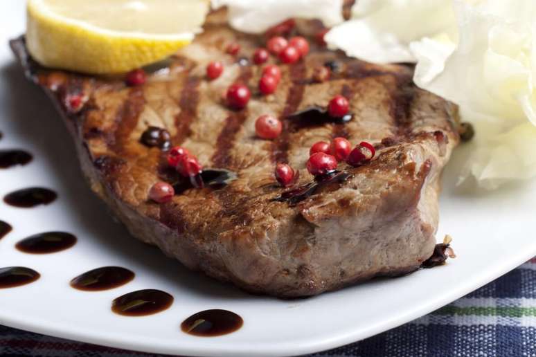 Maminha grelhada com limão-siciliano e pimenta-rosa 