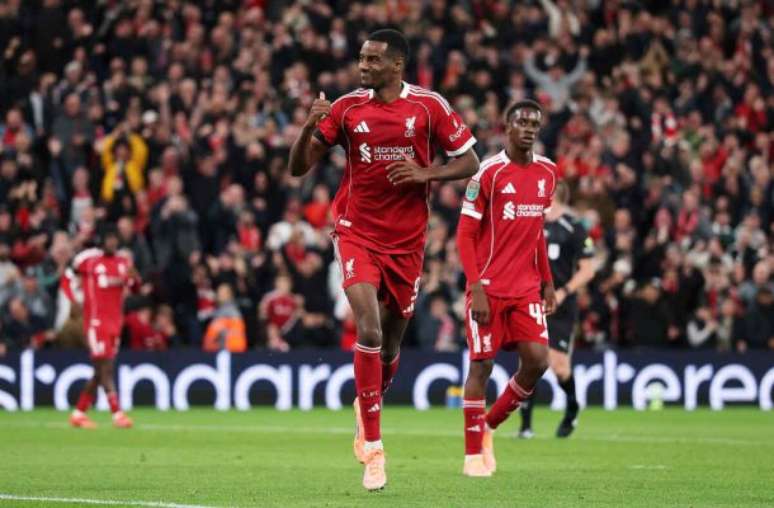 Alexander Isak (D) durante treinamento do Liverpool –