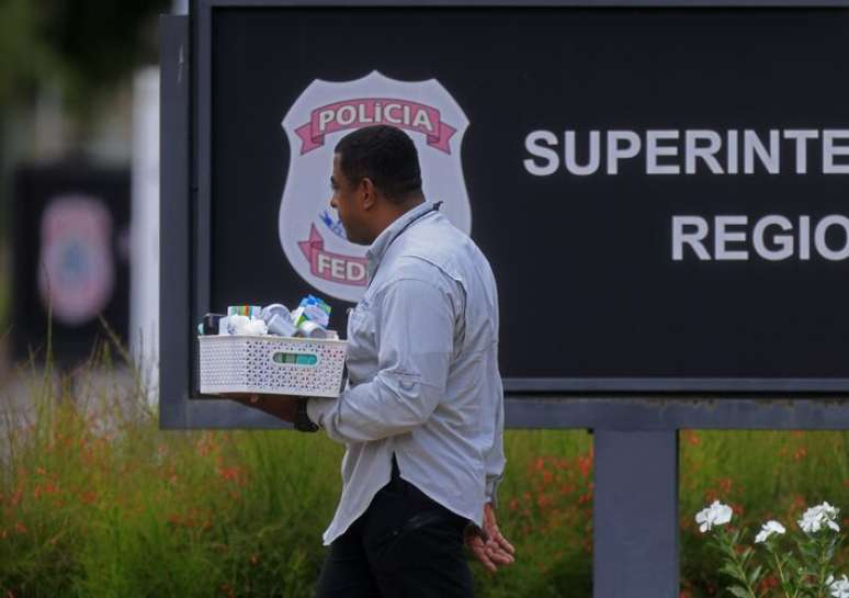 Seguran&ccedil;a do ex-presidente leva medicamentos &agrave; sede da superintend&ecirc;ncia da Policia Federal, para onde foi levado Bolsonaro na manh&atilde; deste s&aacute;bado.