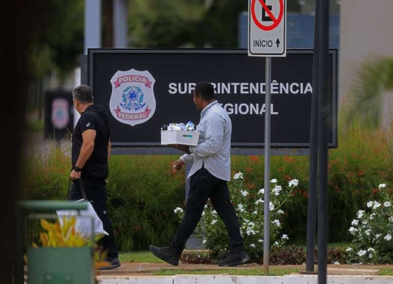 போல்சனாரோவின் பாதுகாப்பு மருந்துகளை பெடரல் போலீஸ் சூப்பிரண்டு தலைமையகத்திற்கு எடுத்துச் செல்கிறது, அங்கு அவர் முன்னாள் ஜனாதிபதியை அழைத்துச் சென்றார்.