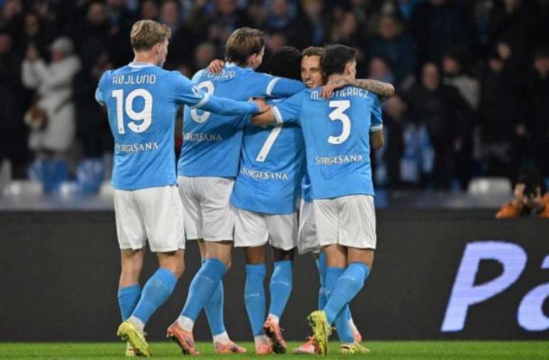 டேவிட் நெரெஸ் (நீலத்தில், வலதுபுறத்தில்) நாபோலிக்கான பந்துப் போரில் வெற்றி பெற்றார்.