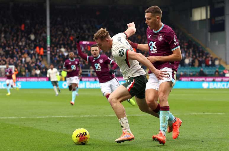 Liam Delap, do Chelsea, em disputa de bola com Maxime Esteve, do Burnley &ndash;