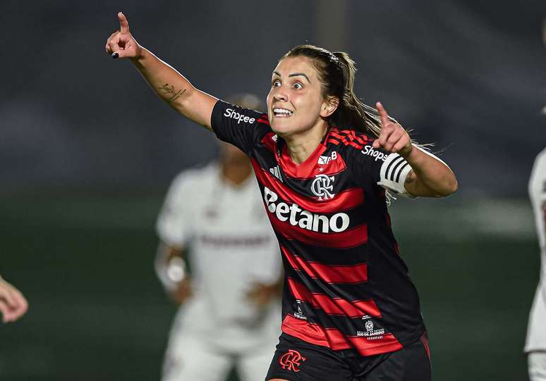 ஃபிளமெங்கோவுக்காக ஒரு கோலைக் கொண்டாடும் டிஜெனி –