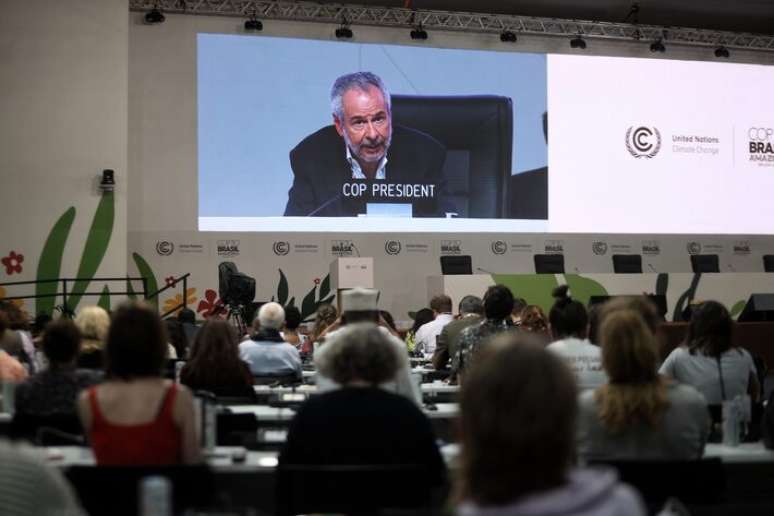 உச்சிமாநாட்டின் தலைவரான ஆண்ட்ரே கோரியா டோ லாகோவின் COP இறுதி ஆவணத்தின் வாசிப்பை பிளீனரி ஒளிபரப்புகிறது.