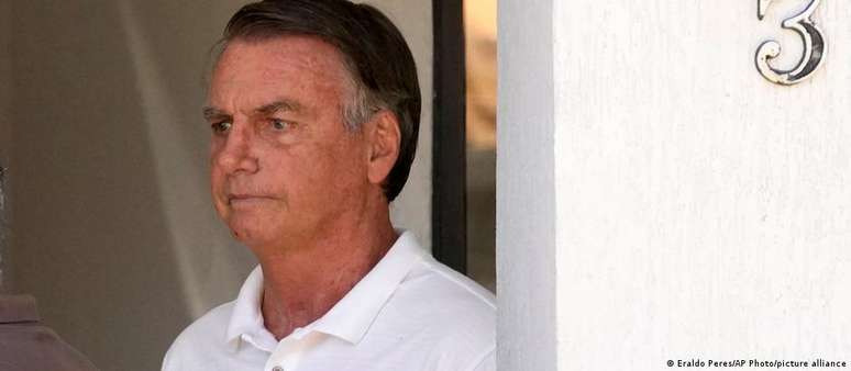 போல்சனாரோ பிரேசிலியாவில் உள்ள அவரது வீட்டில் வீட்டுக் காவலில் வைக்கப்பட்டார்