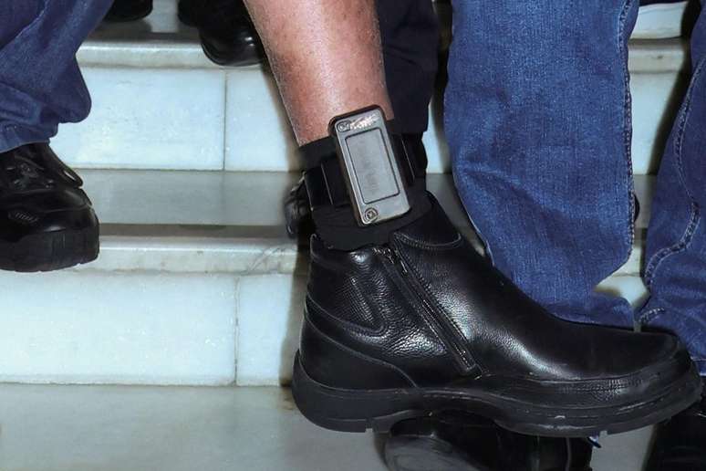 Bolsonaro mostra sua tornozeleira eletr&ocirc;nica no Congresso em 21 de julho de 2025