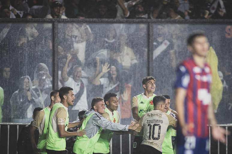 No primeiro turno, Fernando Diniz levou a melhor sobre Rog&eacute;rio Ceni, com a vit&oacute;ria do Vasco sobre o Bahia por 3 a 1. Fotos: Matheus Lima/Vasco.