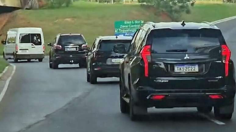 சிறையில் அடைக்கப்பட்டுள்ள முன்னாள் ஜனாதிபதி ஜெய்ர் போல்சனாரோவை ரயில் பிரேசிலியாவில் உள்ள பெடரல் போலீஸ் சூப்பிரண்டு தலைமையகத்திற்கு அழைத்துச் செல்கிறது.