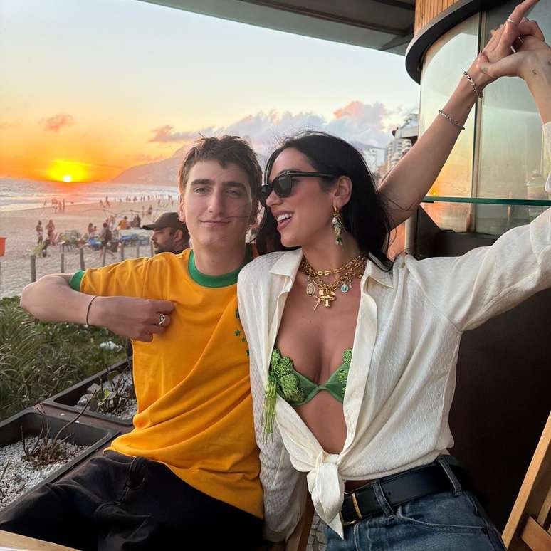 Dua Lipa e o irm&atilde;o ca&ccedil;ula Gjin &mdash;