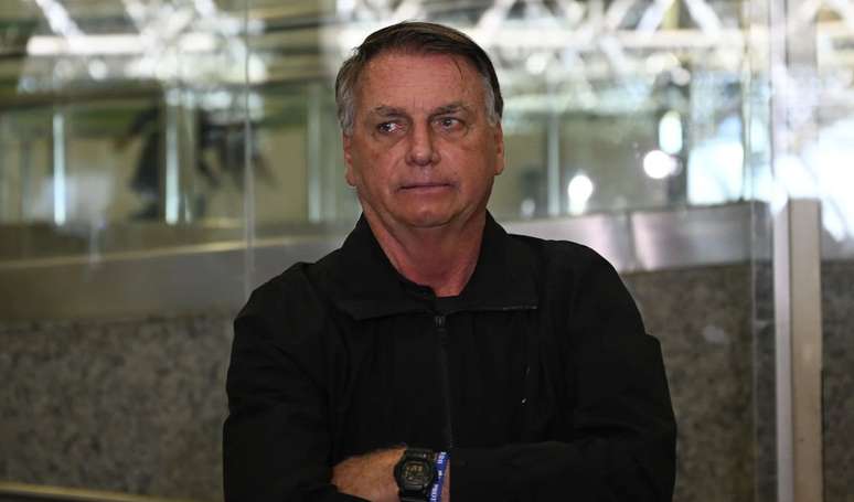 ஜெய்ர் போல்சனாரோ இந்த ஆண்டு ஆகஸ்ட் மாதம் முதல் அணிந்திருந்த மின்னணு கணுக்கால் வளையலை எரித்தார்.