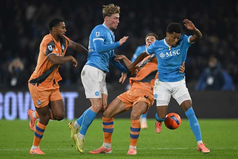 டேவிட் நெரெஸ் (நீலத்தில், வலதுபுறத்தில்) நாபோலிக்கான பந்துப் போரில் வெற்றி பெற்றார்.