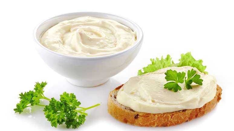 Enquanto o cream cheese &eacute; mais cal&oacute;rico e cremoso, o creme de ricota se destaca como alternativa nutritiva e amiga da balan&ccedil;a &ndash; depositphotos.com / magone