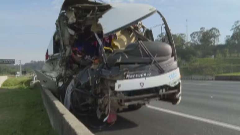 Acidente com ônibus e caminhão deixou 44 feridos