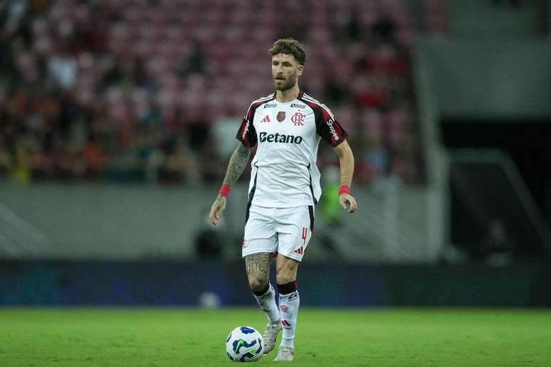 Léo Pereira (Flamengo) durante jogo contra o Sport Recife, no dia 15.11.2025 
