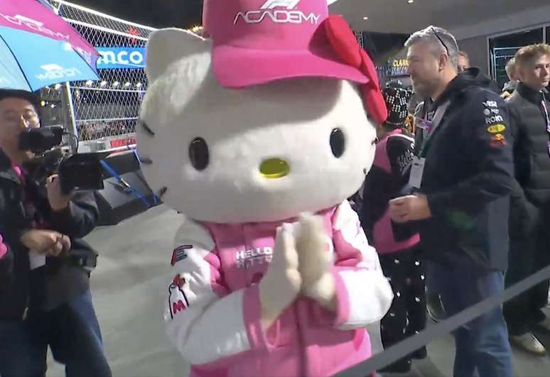 Hello Kitty acompanha cerim&ocirc;nia p&oacute;s corrida 1 na F1 Academy 