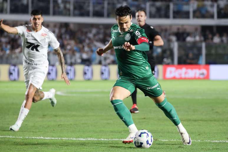 Raphael Veiga (Palmeiras) durante jogo contra o Santos, no dia 15.11.2025