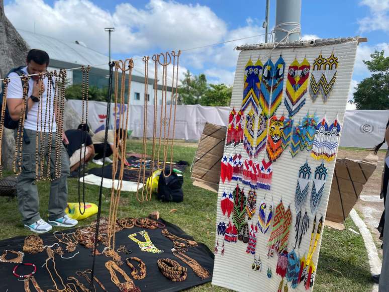 Artesão indígena aproveita COP30 para vender sua arte