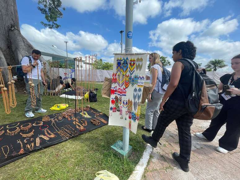 Artesão indígena aproveita COP30 para vender sua arte
