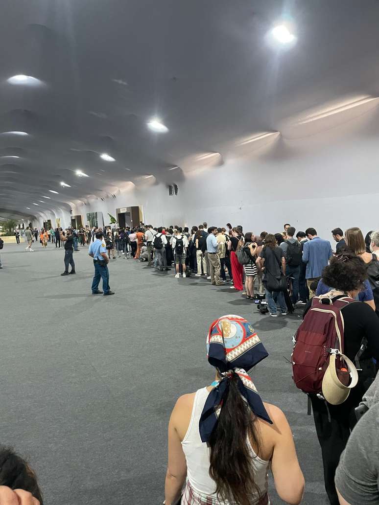 Fila para a entrada da plenária que deve anunciar texto final da COP30