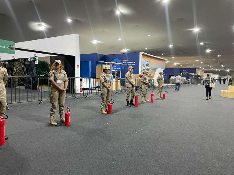Bombeiros fazem despedida simbólica com extintores ao fim da COP30