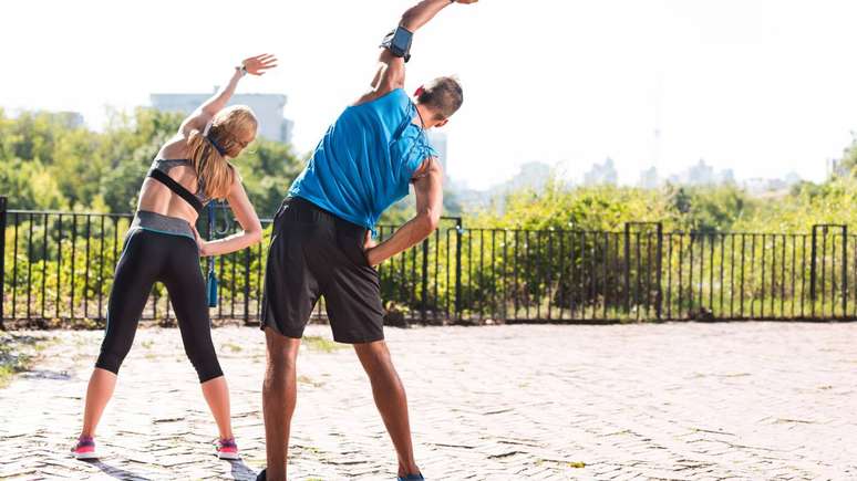 Pessoas fazendo alongamentos para evitar dores &ndash;