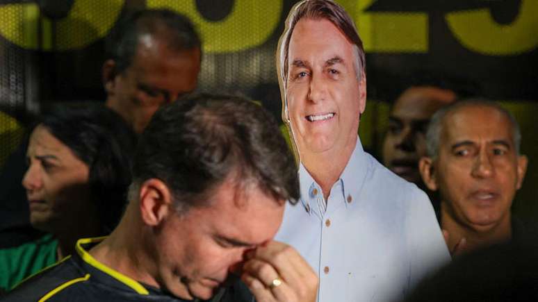 Vigília próximo à casa de Bolsonaro foi mantida no sábado a noite, a comando de Flávio