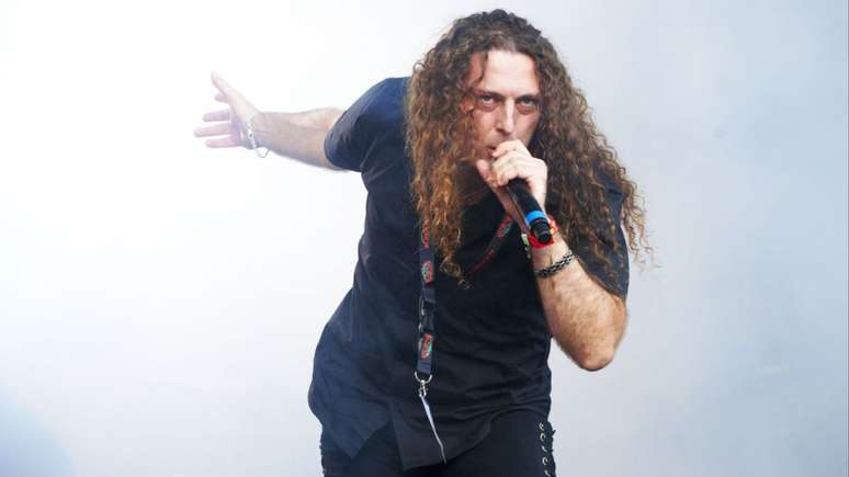 Angra anuncia a sa&iacute;da do vocalista Fabio Lione