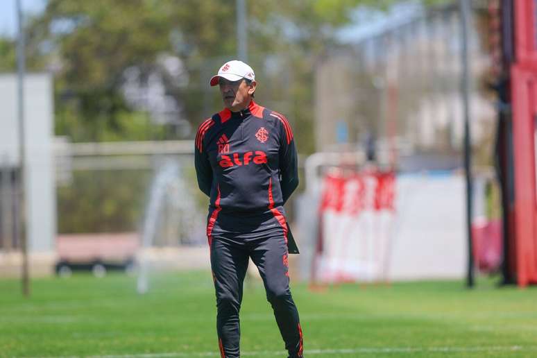 Ramon D&iacute;az tem problemas para definir a escala&ccedil;&atilde;o do Internacional contra o Santos &ndash;