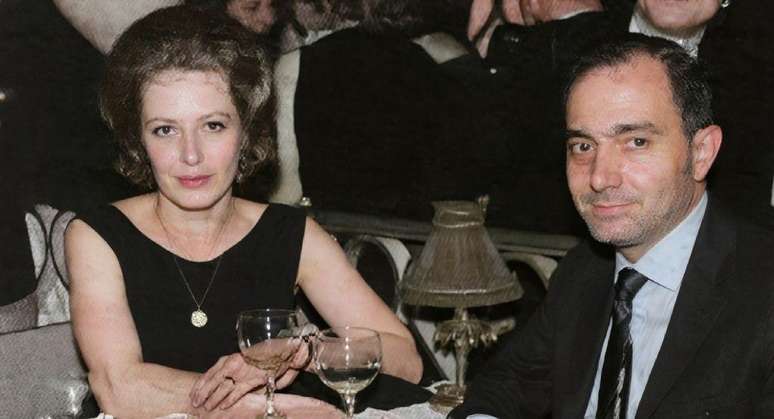 Waltraud (aqui com Gammal em uma foto de 1964 colorizada com IA) soube que seu marido havia sido um espião quando suas memórias lhe foram entregues após a morte dele