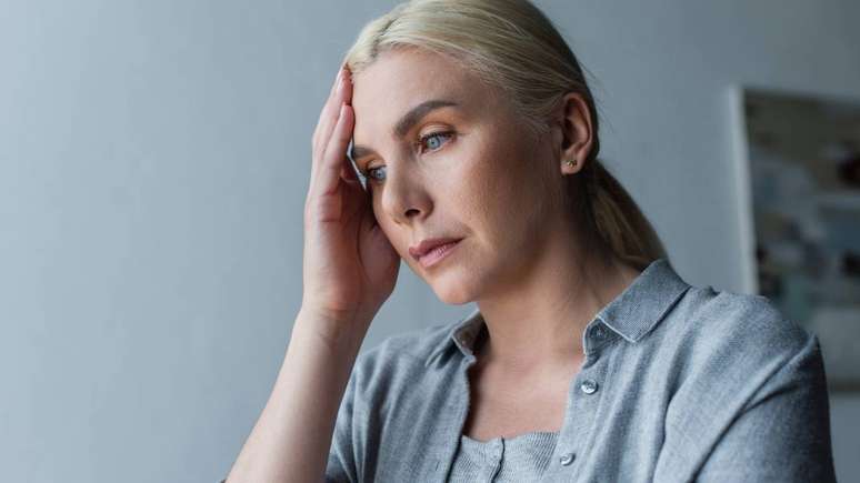 மெனோபாஸ் மற்றும் மெனோபாஸ் காலத்தில் நடப்பது போல ஈஸ்ட்ரோஜன் அளவு குறைவது படிப்படியாக அல்லது திடீரென நிகழலாம் – depositphotos.com / IgorVetushko