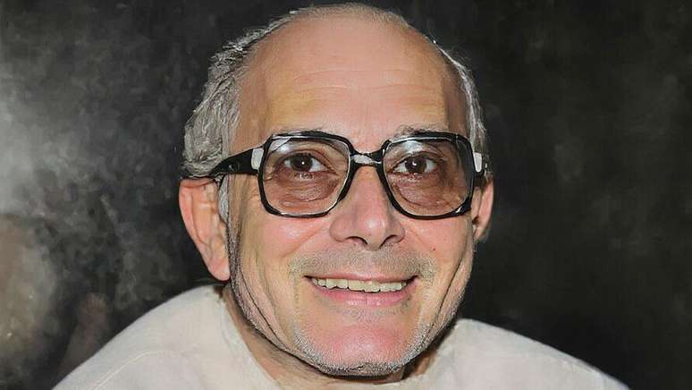 Nem mesmo a esposa dele soube, até depois de sua morte, sua verdadeira identidade. (Versão colorizada com IA de uma foto de Refaat Al-Gammal nos anos 1970)