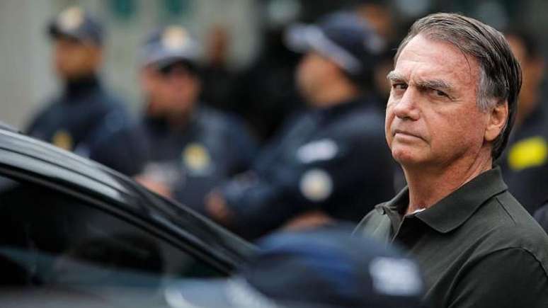 Jair Bolsonaro foi preso preventivamente por risco de fuga, segundo a PF