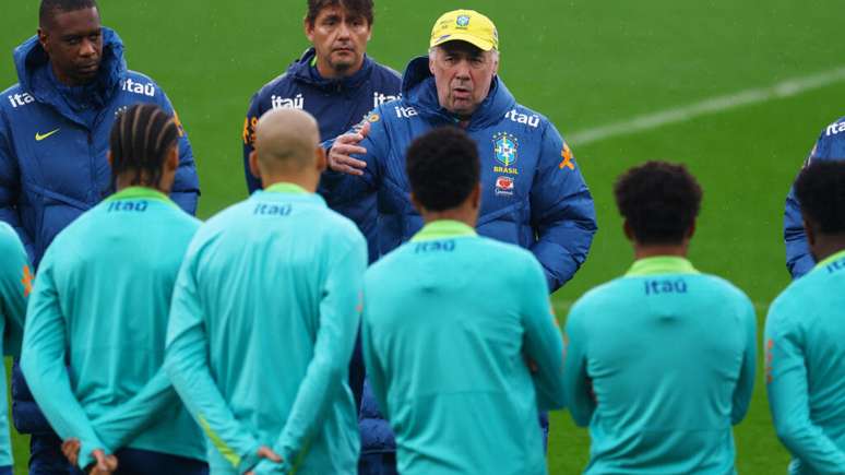 பயிற்சியாளர் கார்லோ அன்செலோட்டி 11/14/2025 அன்று லண்டனில் பிரேசிலிய தேசிய அணிக்கான பயிற்சி அமர்வுக்கு தலைமை தாங்கினார்.