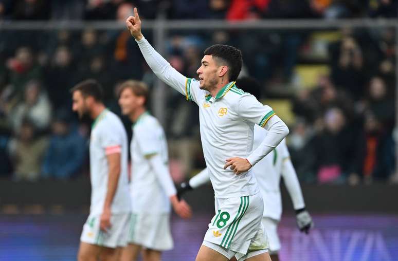 Doul&eacute; celebra o seu gol, que abriu o placar para a Roma.