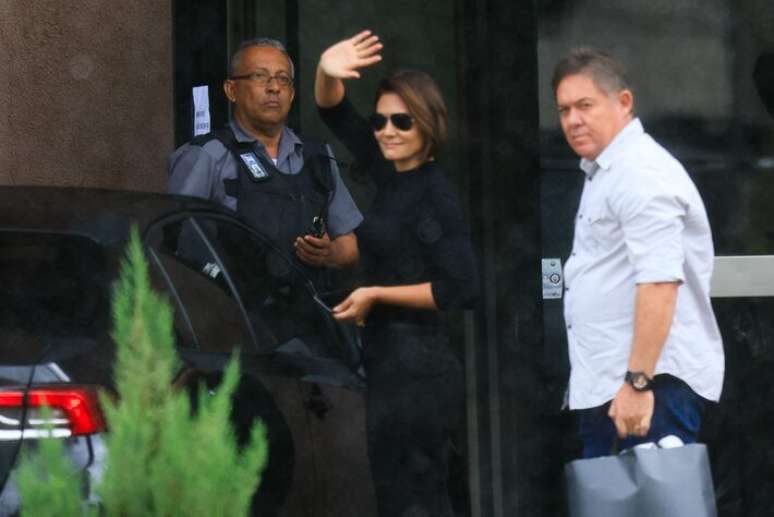 A ex-primeira-dama Michele Bolsonaro chega para visitar o seu marido, o ex-presidente Jair Bolsonaro, preso na Superintend&ecirc;ncia da Pol&iacute;cia&nbsp; Federal