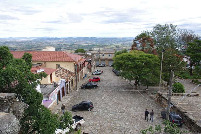 Entre festas religiosas e encontros esot&eacute;ricos, S&atilde;o Thom&eacute; das Letras mant&eacute;m viva a magia de suas hist&oacute;rias &mdash; um destino onde o real e o lend&aacute;rio se encontram &ndash; Wikimedia Commons/Silvioldcoelho