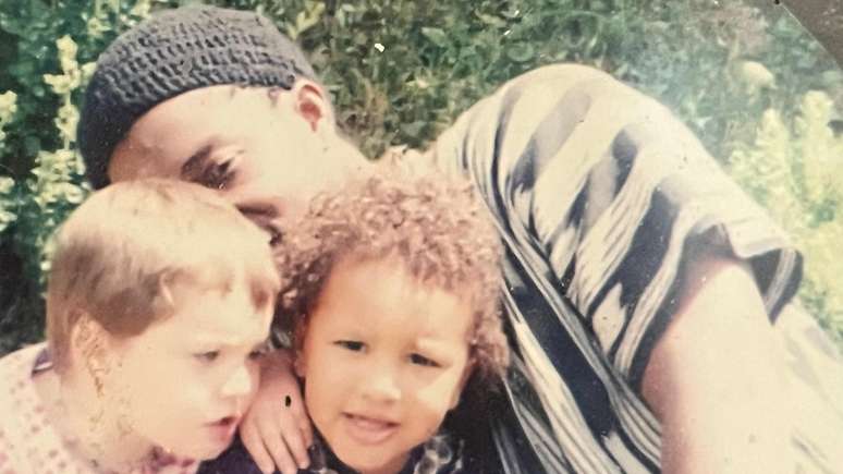 ஹடேயா ஓகேஃபோர் தனது தந்தை மற்றும் சகோதரருடன்