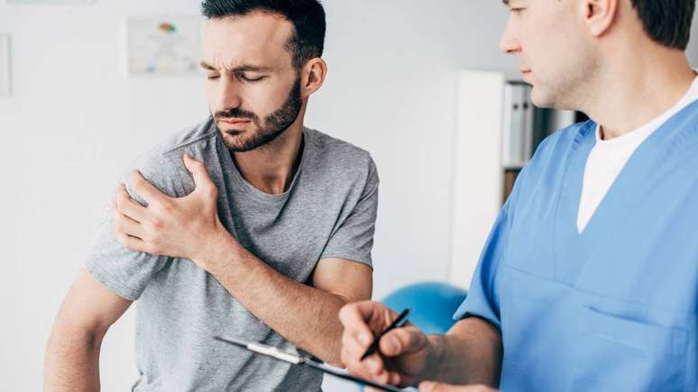 இடப்பெயர்ச்சியின் அறிகுறிகளை அங்கீகரிப்பது முதலுதவி நடவடிக்கைகள் பற்றிய முடிவுகளை எடுக்கவும், சுகாதார நிபுணர்களுடன் தெளிவாக தொடர்பு கொள்ளவும் உதவுகிறது – depositphotos.com / HayDmitriy