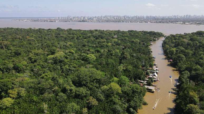 Uma imagem de drone mostra a floresta amazônica e a cidade de Belém ao fundo, antes da COP30, na Ilha do Combu, em Belém