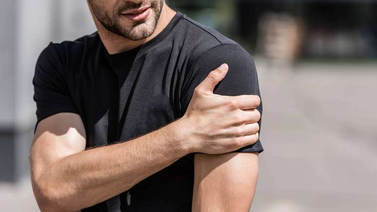 போதுமான கண்காணிப்பு இல்லாமல் ஒரு இடப்பெயர்ச்சி தோள்பட்டை மாற்றுவது கடுமையான சிக்கல்களை ஏற்படுத்தும் - depositphotos.com / AndrewLozovyi